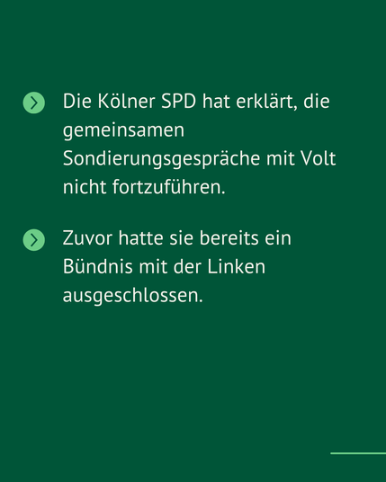 Grüne Infografik mit zwei Stichpunkten: „Die Kölner SPD hat erklärt, die gemeinsamen Sondierungsgespräche mit Volt nicht fortzuführen.“ und „Zuvor hatte sie bereits ein Bündnis mit der Linken ausgeschlossen.“ Links daneben grüne Pfeil-Icons.