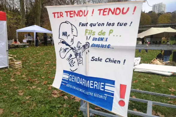 Devant le tribunal de Poitiers, un campement a été installé en soutien aux quatre militants. «  Faut qu’on les tue  » fait ici référence aux termes employés par les gendarmes à Sainte-Soline, en mars 2023. © Laury-Anne Cholez / Reporterre