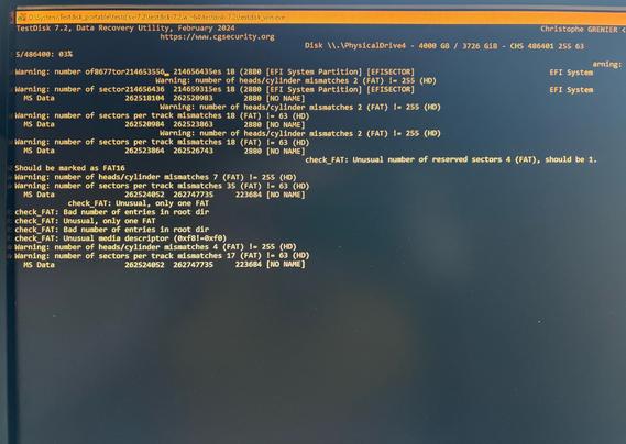 Bildschirm abfotografiert, es läuft das Tool TestDisk.