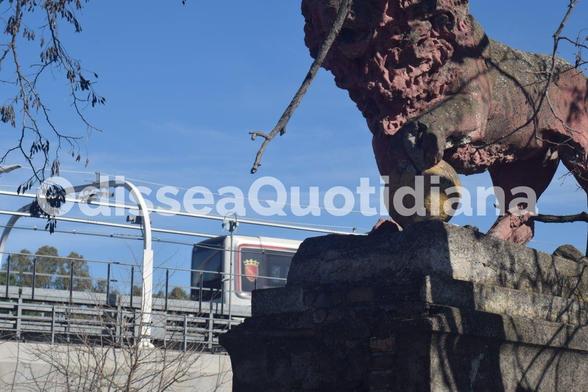 Treno della Metro C in in arrivo in una stazione metropolitana
