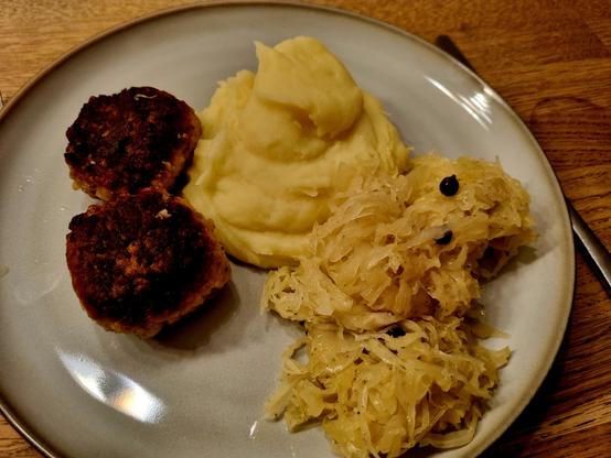 Teller mit Frikadellen, Kartoffelbrei, Sauerkraut