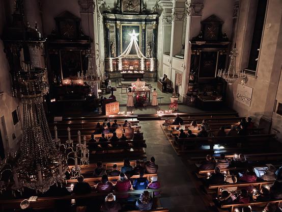 Totale des Kirchenschiffs mit Stern-Deko