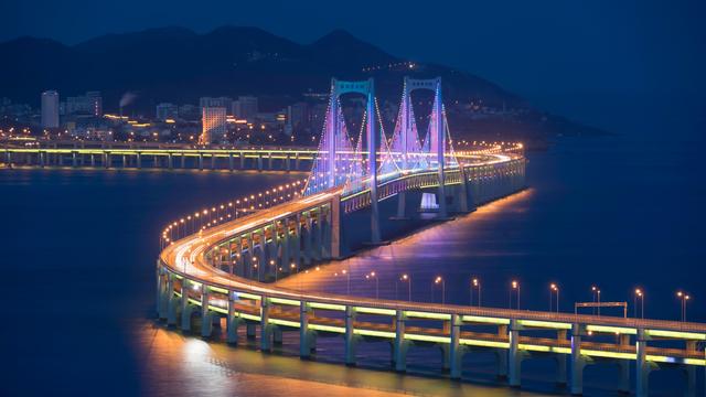 A cross-sea convenience - © zhuang wang / Moment / Getty Images