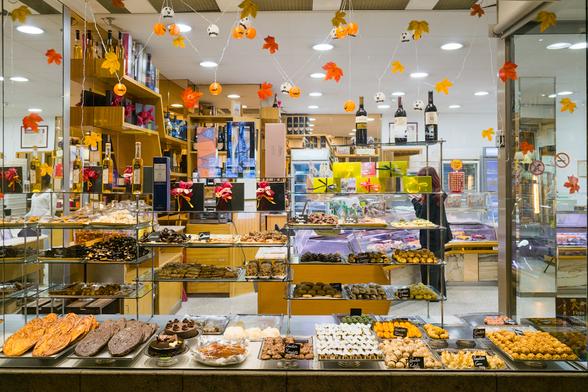 The shop front display of a bakery.