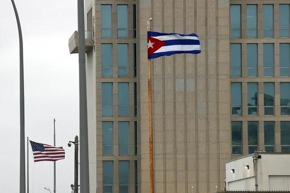 Banderas de los Estados Unidos y de Cuba | EFE/ Ernesto Mastrascusa
