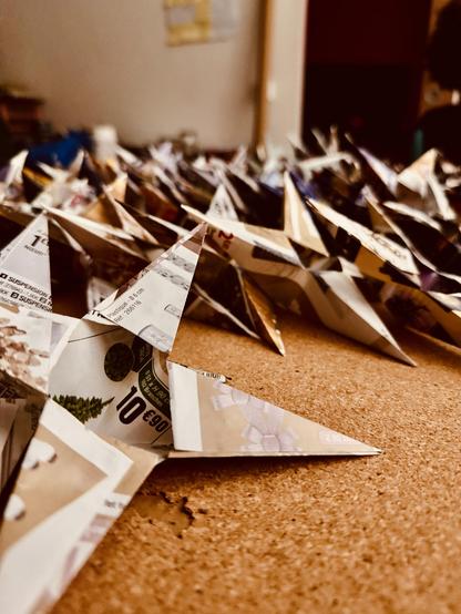 Photo de plusieurs étoile en prospectus publicitaire alignés les une après les autres 
Sur un tableau de liège 

Photo of several stars in advertising flyers lined up one after the other
On a cork board