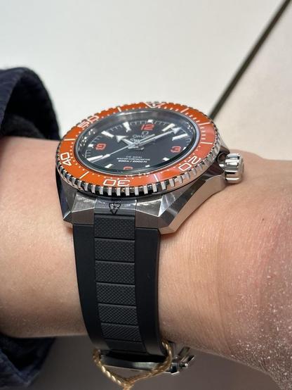 Showing the angular lugs