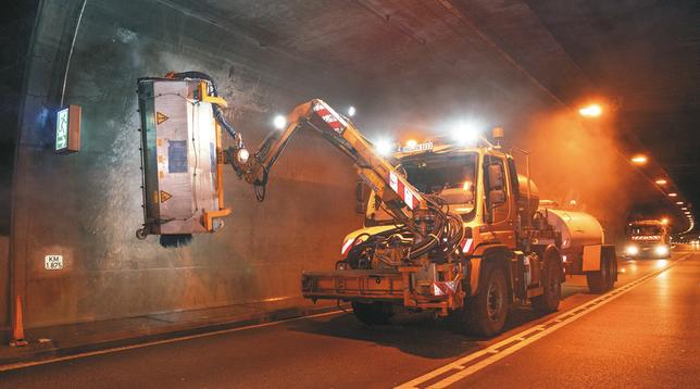 Straßenmeisterei-Fahrzeug bei der Reinigung der Tunnelwände. (Archivbild)