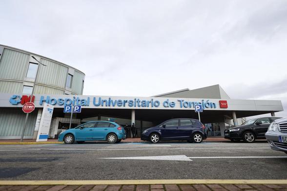 Vista de la entrada del Hospital de Torrejón de Ardoz gestionado por el grupo sanitario Ribera, el 4 de diciembre de 2025. (Rodrigo Jimenez / EFE)