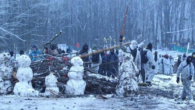 Barrikadenbau im winterlichen Wald, inkl. Schneemänner.
