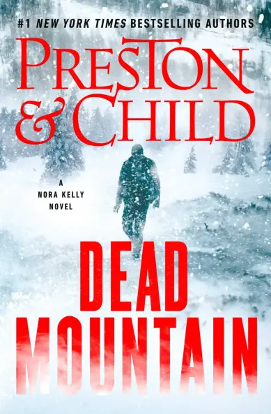 une personne de dos avance dans le blizzard avec des conifères et de la neige. 
Couverture de Dead Mountain de Preston & Child.