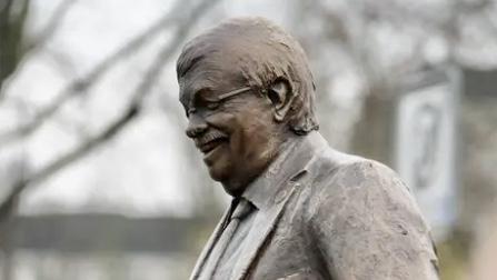 Bronzestatue Walter Lübcke , Menschenfreund | Screenshot NDR