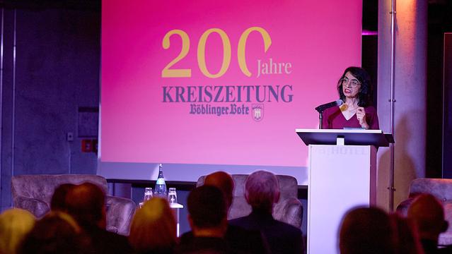 Landtagspräsidentin Aras spricht ihr Grußwort.