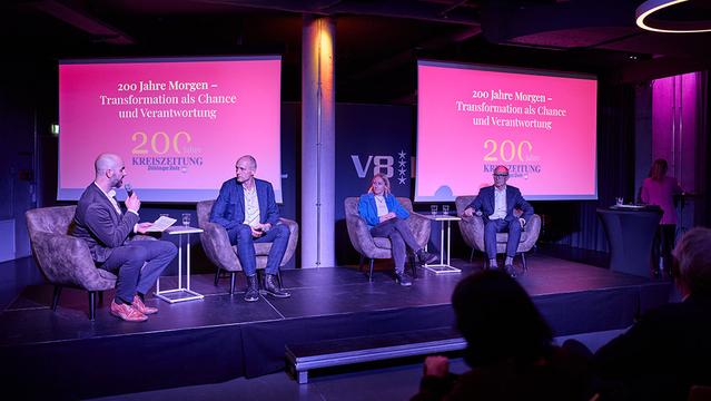 Podiumsdiskussion im Rahmen der Veranstaltung. Es moderiert Chefredakteur Jan-Philipp Schlecht.