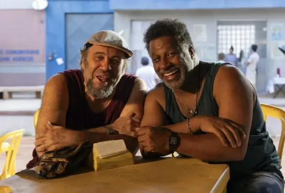 Pablo (Otavio Müller) e Luisão (Ailton Graça).