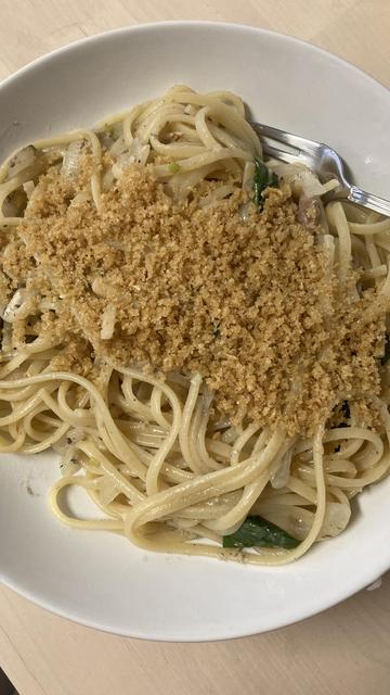 Foto dun prato de tallarines que levan enriba pan raiado. E logo a verdade non se ve moito o que leva, pero leva sardiña.