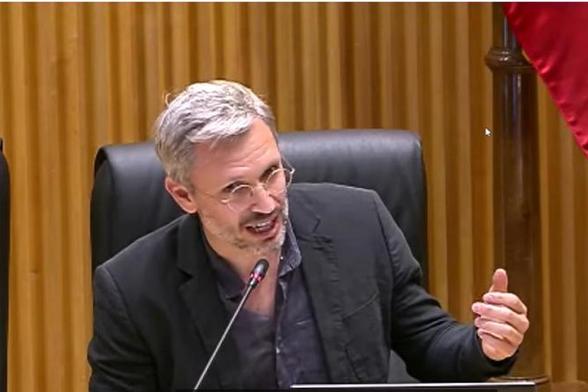 El antropólogo británico Jason Hickel, en una intervención en el Congreso. (YOUTUBR / CONGRESO)