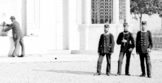 Detail aus dem Foto " "Brunnen von Sultan Ahmed II." (Kopie des osmanischen Originals in Istanbul). (Die Wiener Weltausstellung fand vom 1. Mai bis zum 2. November 1873 in Wien statt. Sie war die fünfte Weltausstellung und die erste im deutschsprachigen Raum)
Rechteinhaber
ÖNB, Digitale Sammlung