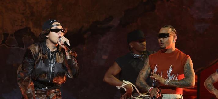 Ozuna y Beéle sobre el escenario de los Billboard Latin Music Awards de 2025 / Telemundo