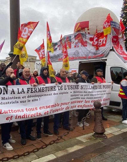Banderole non à la fermeture de l'usine Stellantis de Poissy