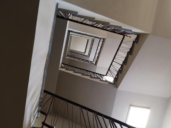 Treppenhaus im Stasiunterlagenarchiv — fotografiert von unten nach oben