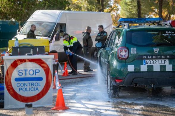 Efectivos de la UME en la zona de cuarentena por peste porcina africana en Torrefarrussa, el 1 de diciembre de 2025, en Barcelona, ​​Cataluña, España. (Europa Press via Getty Images)