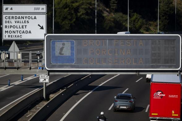 Señales de tráfico alertando del brote de peste porcina africana en la C-58 a la altura de Montcada i Reixach, el 1 de diciembre de 2025, en Barcelona, ​​Cataluña, España. (Europa Press via Getty Images)