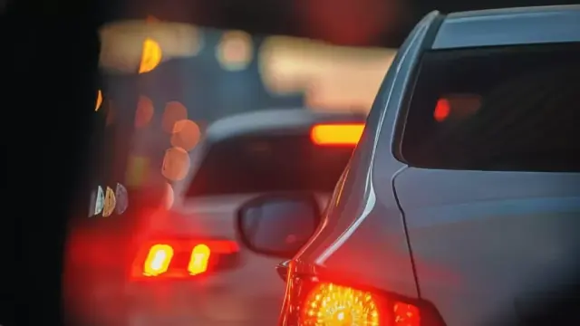 تحذير عاجل للسائقين: 6 مواقف قاتلة تستدعي التوقف الفوري… غرامة 2000 ريال تنتظرك!