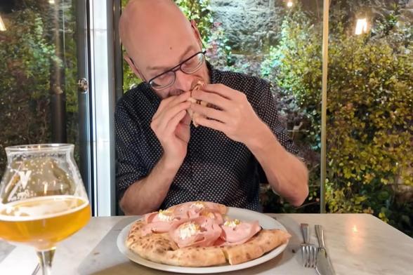 Txaber Allué disfrutando de la pizza en el mítica pizzería 'Pepe in Grani' de Nápoles. (Imagen de elcocinerofiel canal YouTube)