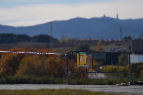 Valla para cortar el paso a las zonas restringidas por la cuarentena ante la peste porcina africana (EUROPA PRESS / D. Zorrakino. POOL - Europa Press)