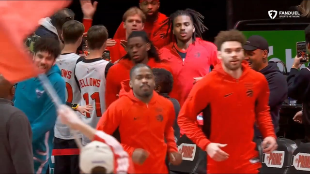 LaMelo Ball ran out with the Toronto Raptors. 😂