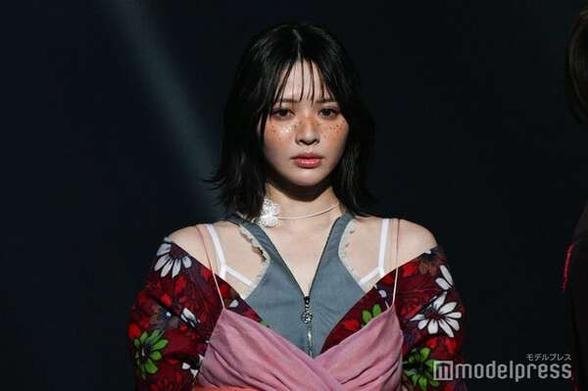 FRUITS ZIPPER鎮西寿々歌、そばかすメイクで印象ガラリ 変形トップスの着こなしに視線集中【TGC広島2025】|au Webポータル芸能ニュース