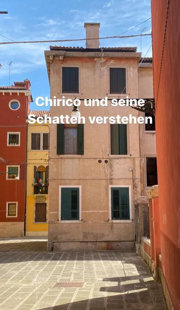 A quaint urban scene featuring buildings in various colors, including a peach-colored wall with dark green shutters, flanked by a vibrant red house and a yellow one. The sky is clear and blue, and the image includes the text "Chirico und seine Schatten verstehen“

Eine malerische Stadtszene mit Gebäuden in verschiedenen Farben, darunter eine pfirsichfarbene Wand mit dunkelgrünen Fensterläden, flankiert von einem leuchtend roten und einem gelben Haus. Der Himmel ist klar und blau, und das Bild enthält den Text "Chirico und seine Schatten verstehen". Auf dem Boden zeichnen sich sehr scharfe Schatten ab, dass er erinnert, an den Schattenwurf von Chirico Bildern