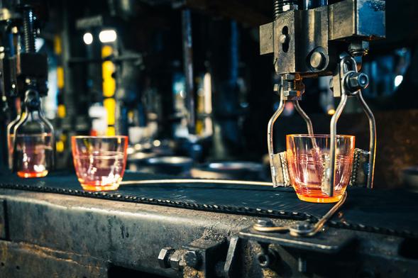Proceso de fabricación de vasos en la fábrica de Duralex en La Chapelle-Saint Mesmin.