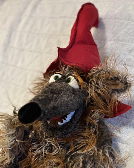 Siegfried-Wolf mit roter Weihnachts-Wichtel-Mütze.