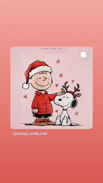 Charlie in der roten Santa Jacke und Mütze streichelt Snoopy, der sich ein Rentier Geweih aufgesetzt hat.
