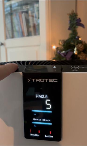 Vorderseite von einem Trotec Luftreiniger: Die rote LED-Anzeige signalisiert Wartung nötig.