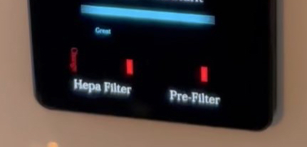 Nahaufnahme: Vorderseite von einem Trotec Luftreiniger, die rote LED-Anzeige signalisiert Wartung nötig.