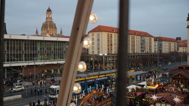 Blick vom Riesenrad zu Kulturpalast und Frauenkirche
