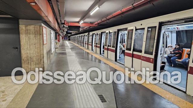 Treno in banchina della metro A nella stazione Anagnina, rinnovata dopo gli interventi di riqualificazione