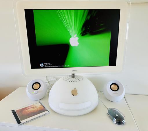 iMac G4 playing some Aphex Twin with visualizer on