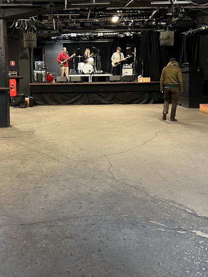 Rockbandet Pascal soundcheckar på Debaser