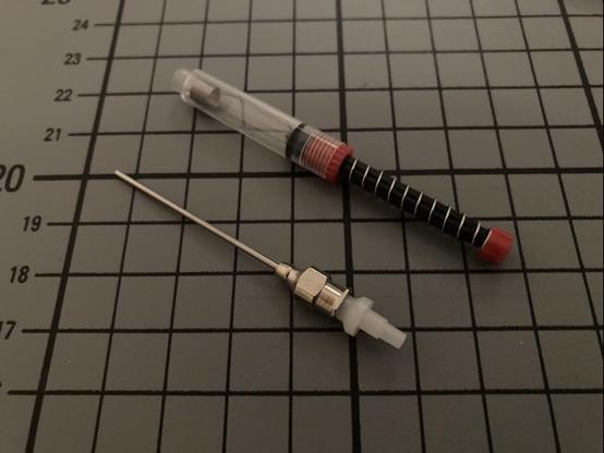 Photograph of an ink snorkel (like a needle but with a bigger diameter and a flat edge) and a converter with a spring with which you can easily fill cartridges or to get the last drips out of an ink bottle.