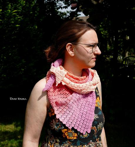 Zarte Pastelltöne in violett, rosa, apricot. Asymmetrisches Dreieckstuch - original von Dani Iduna