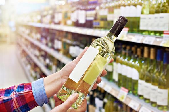 Vino blanco en un supermercado. (Getty Images/iStockphoto)