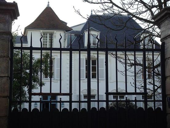 Propriété dite Le Moustier à #Montgeron (#Essonne) Construction d'avant 1640 (pavillons d'entrée) et du début du XVIIIe siècle (maison d'habitation). La demeure a été habitée et modifiée par Carolus Duran. Cons...
Suite 👉 https://monumentum.fr/monument-historique/pa00087968/montgeron-propriete-dite-le-moustier
#Patrimoine #MonumentHistorique
Photo CC-BY-SA 4.0 : Kelian8