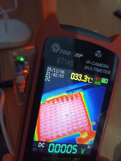 The thermal imager shows that the TangMega138k is heating up to ~33 degrees.