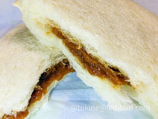 ビーフシチューが挟まれたランチパックの断面。ふわふわのパンがシチューを包んでいる様子が見える。