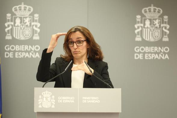Mónica García atiende a los medios de comunicación al término del pleno extraordinario del Consejo Interterritorial del Sistema Nacional de Salud. (Europa Press via Getty Images)