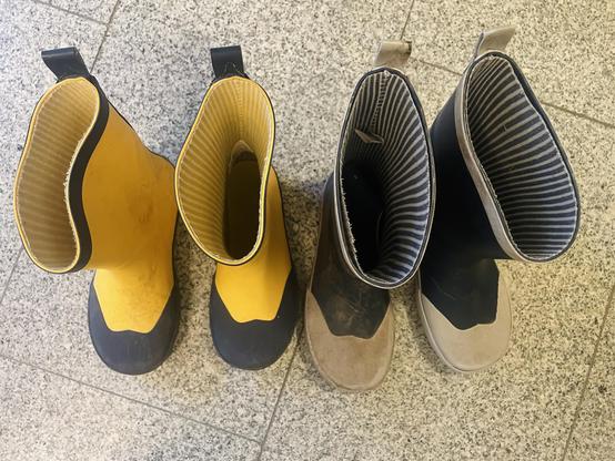 Zwei paar Kindergummistiefel. Es ist immer nur ein Schuh von zweien sauber.